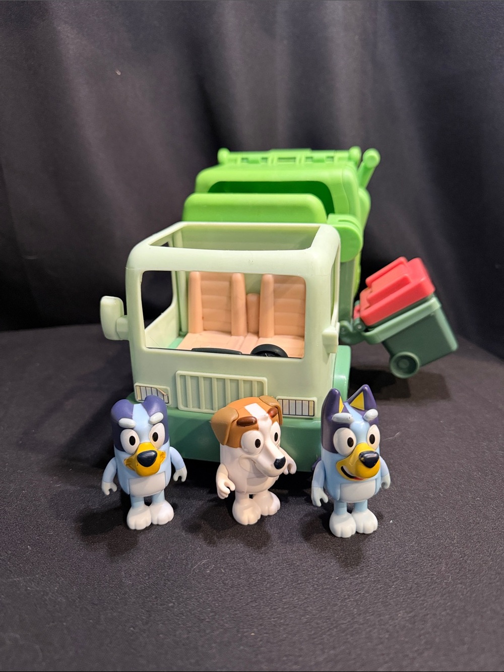 Bluey Garbage Truck & Bus~6 Figures - Picture 6 of 9
